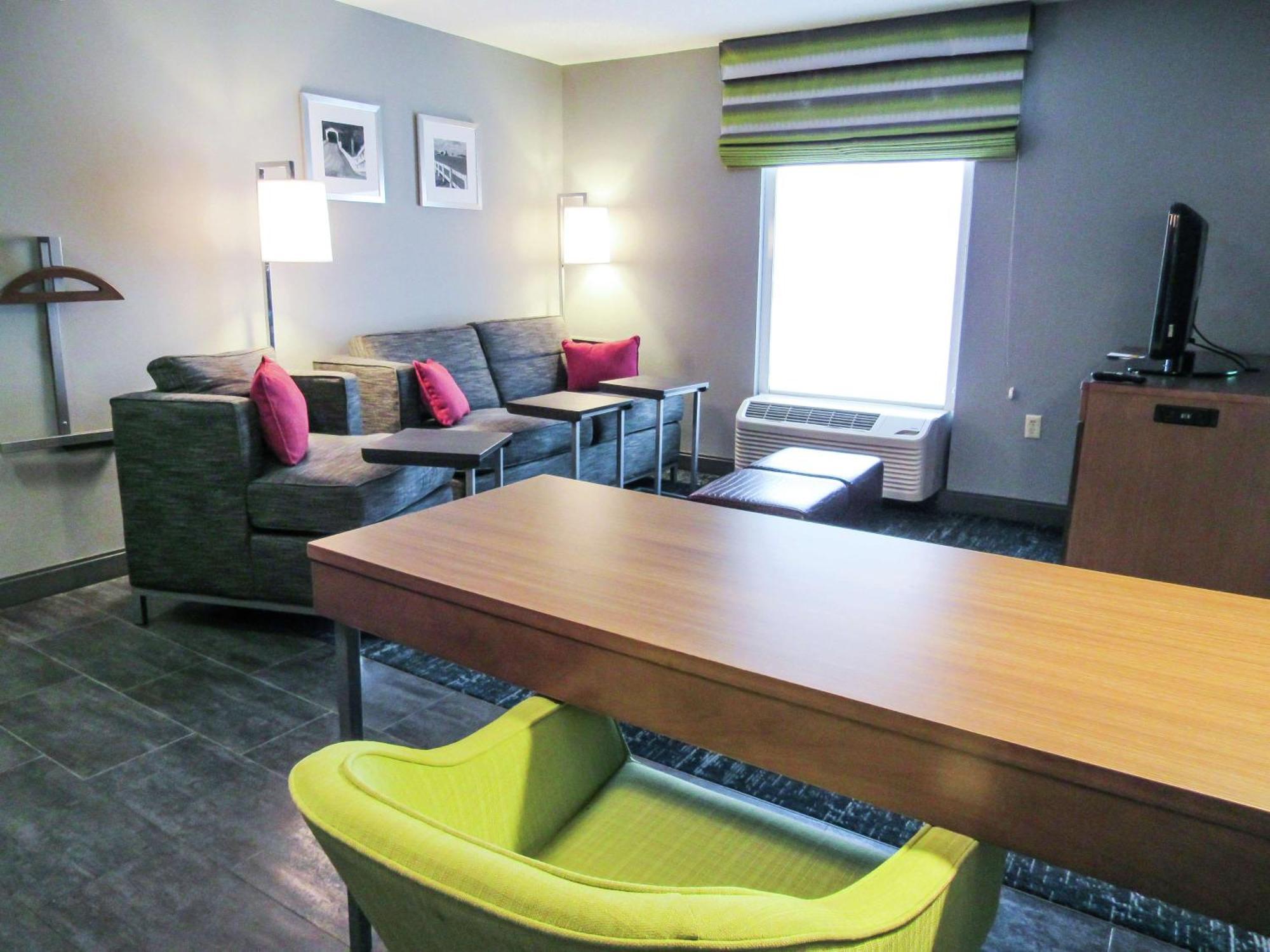 Hampton Inn & Suites Newtown Yardley Εξωτερικό φωτογραφία